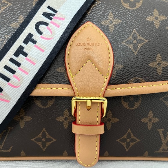 Monogram 👜 comes with 2 straps💖 - Picture 2 of 13